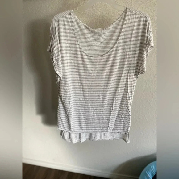 Old Navy women’s gray and white striped basic tee size M - Picture 1 of 3